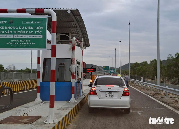 Nhức nhối xe ra vào trạm dừng nghỉ ‘hết hạn’ ở cao tốc Vĩnh Hảo - Phan Thiết - Ảnh 2.