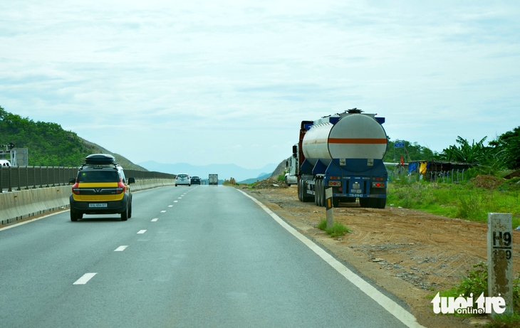 Nhức nhối xe ra vào trạm dừng nghỉ ‘hết hạn’ ở cao tốc Vĩnh Hảo - Phan Thiết - Ảnh 1.