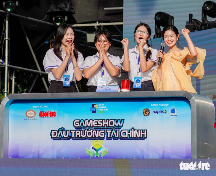 Đội FinHer Trường đại học Kinh tế - Luật chiến thắng game show Đấu trường tài chính - Ảnh 2. Đấu trường tài chính - Ảnh 2.