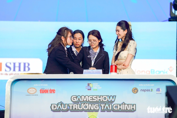 Đội FinHer Trường đại học Kinh tế - Luật chiến thắng game show Đấu trường tài chính - Ảnh 3. Đấu trường tài chính - Ảnh 3.