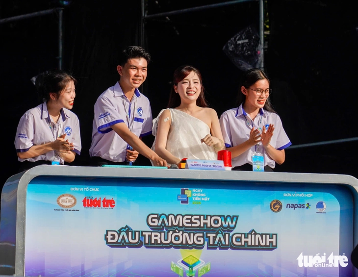 Đội FinHer Trường đại học Kinh tế - Luật chiến thắng game show Đấu trường tài chính - Ảnh 10. Đấu trường tài chính - Ảnh 10.