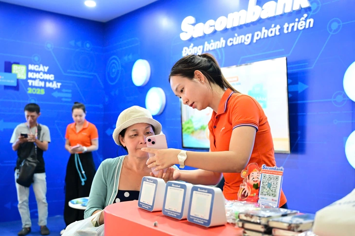 Loa thông báo tiền của Sacombank thu hút tiểu thương tại lễ hội Ting Ting Day 2025 - Ảnh 1. Sacombank - Ảnh 1.