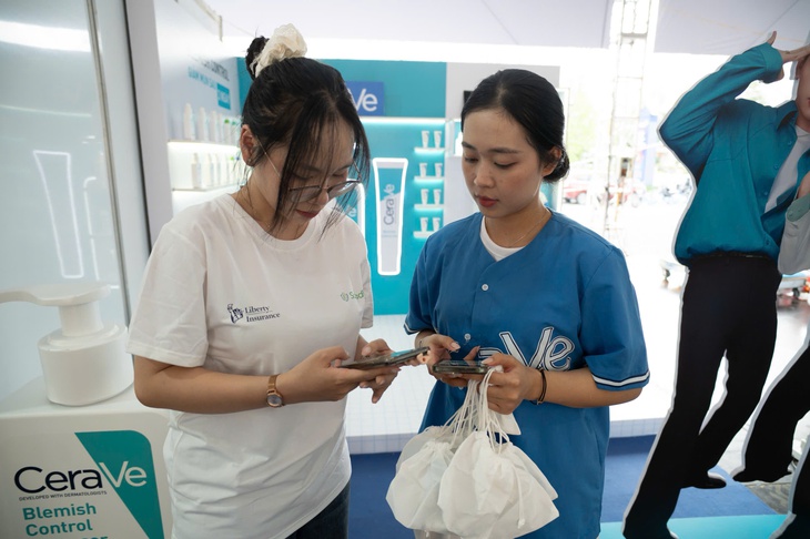 'Đại tiệc' mua sắm không tiền mặt với mỹ phẩm ngoại L'Oreal - Ảnh 1.