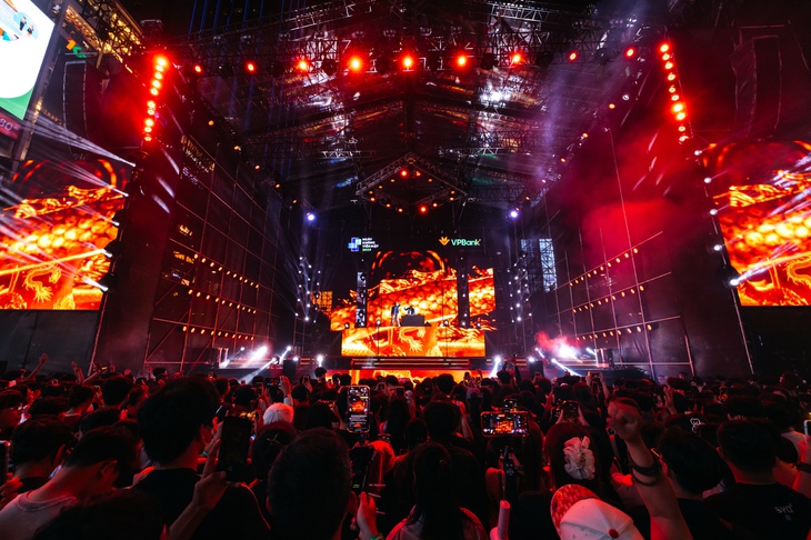 Dàn sao đình đám cùng hàng chục nghìn khán giả bùng nổ tại E-Concert - Ảnh 1.