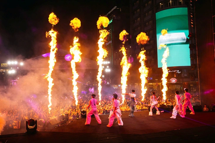 Dàn sao đình đám cùng hàng chục nghìn khán giả bùng nổ tại E-Concert - Ảnh 2.