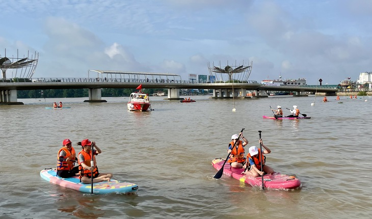 Cần Thơ khởi tranh Giải đua thuyền ván sup mở rộng - Ảnh 1.