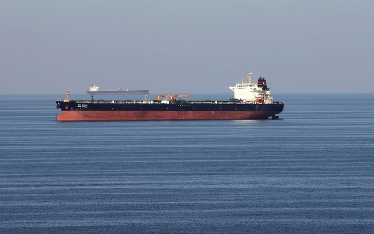 Giá dầu tăng sau sự cố cháy ba tàu gần eo biển Hormuz - Ảnh 2.