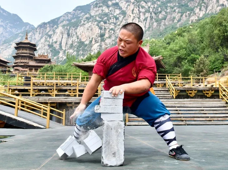Kung fu Thiếu Lâm Tự có thực sự ‘đập vàng phá đá’? - Ảnh 1.