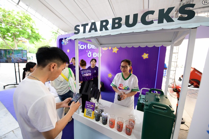 Giới trẻ 'ngất ngây' nhận ưu đãi từ Starbucks khi thanh toán chạm của VISA - Ảnh 1.