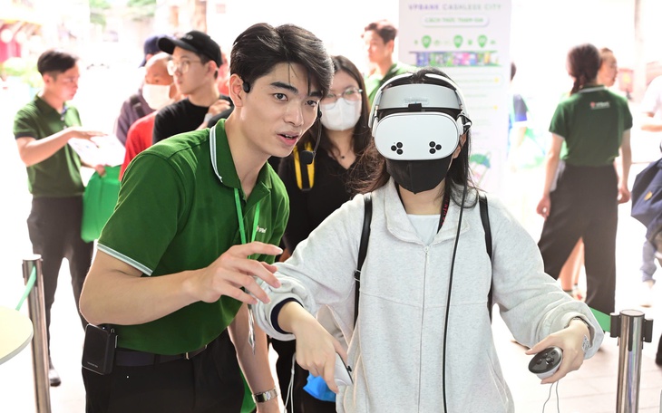 Bạn trẻ hào hứng trải nghiệm thành phố số tại lễ hội không tiền mặt 2025 - Ảnh 1.