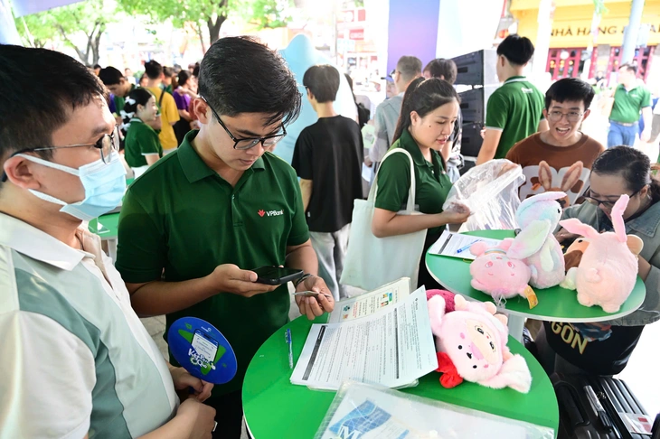 Bạn trẻ hào hứng trải nghiệm thành phố số tại lễ hội không tiền mặt 2025 - Ảnh 2. lễ hội không tiền mặt - Ảnh 2.