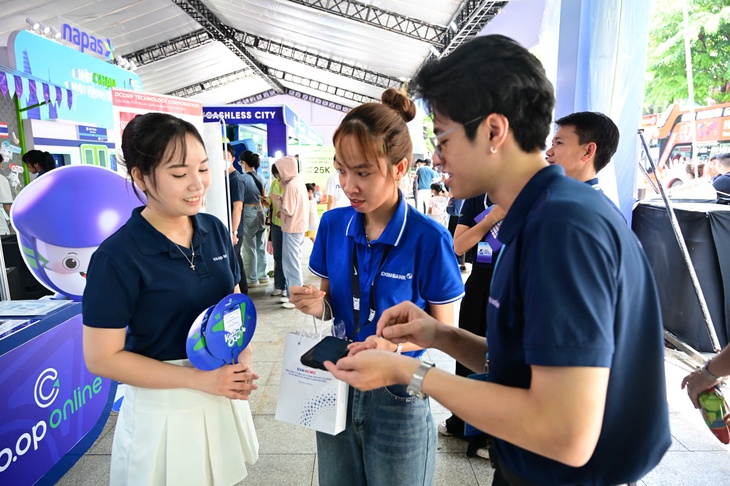 Phó thủ tướng Hồ Đức Phớc trải nghiệm không gian số Co.op Online - Ảnh 4.