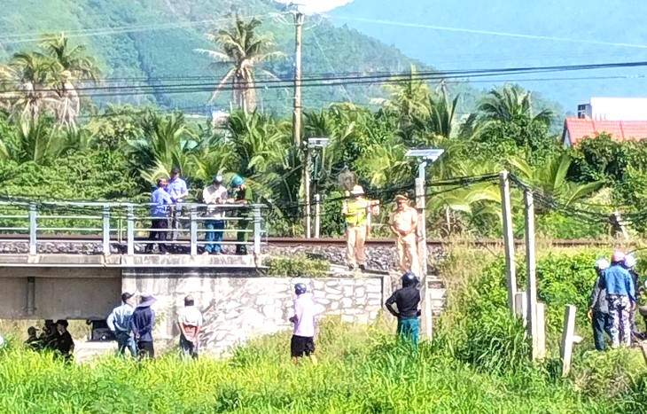 Nằm giữ đường ray, một người đàn ông ở Khánh Hòa bị tàu hỏa tông chết - Ảnh 1. xe lửa - Ảnh 1.