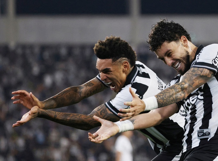Cầu thủ Brazil ăn mừng kiểu '7 viên ngọc rồng' sau khi ghi bàn ở FIFA Club World Cup 2025 - Ảnh 1.