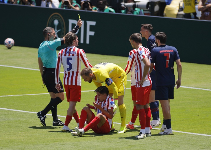 Atletico Madrid chỉ trích trọng tài sau thảm bại trước PSG - Ảnh 1.
