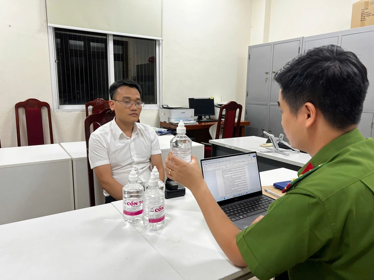 Một phó chủ tịch thị trấn ở Hà Nội bị bắt vì sản xuất cồn y tế giả - Ảnh 1.