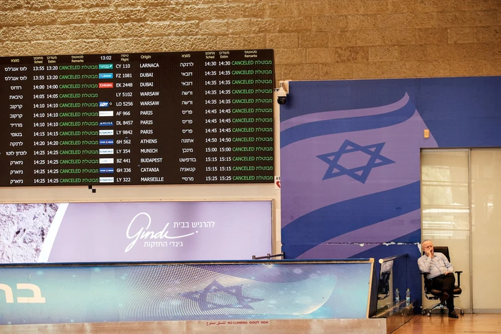 40.000 du khách mắc kẹt tại Israel giữa bom đạn chết chóc - Ảnh 1.