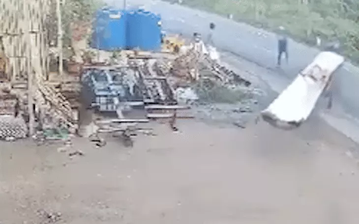 Xe kéo gần chục mét tôn giữa phố, người đi đường nơm nớp lo sợ - Ảnh 5.