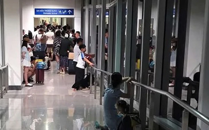 Sân bay Tân Sơn Nhất báo cáo vụ đoàn khách bị "mắc kẹt" lúc rạng sáng: Do phối hợp chưa chặt chẽ  - Ảnh 2.