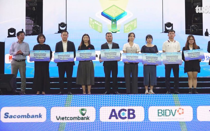 Khách hào hứng chờ ăn lạp xưởng, mì ly, gian hàng thực phẩm đón lượng lớn khách ở lễ hội - Ảnh 4.