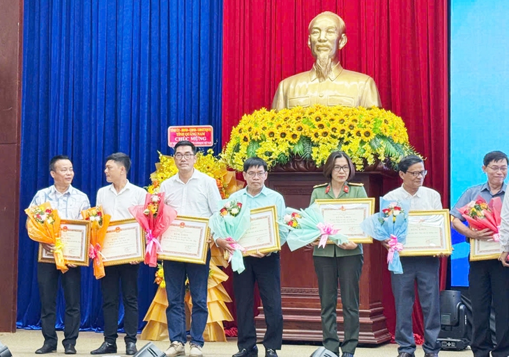 Văn phòng đại diện vùng Trung Trung Bộ báo Tuổi Trẻ nhận bằng khen tỉnh Quảng Nam - Ảnh 3.