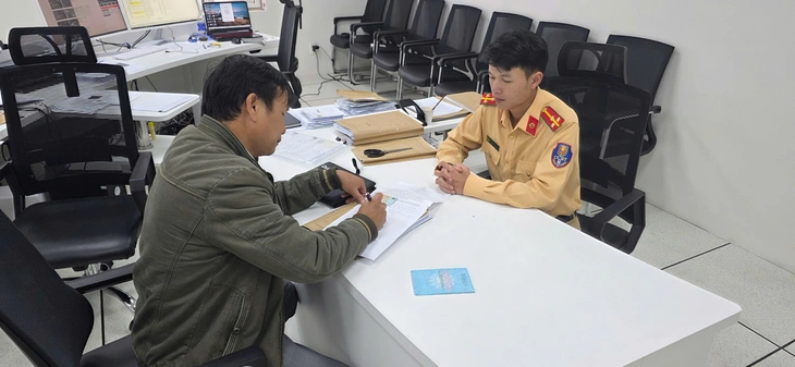 Tài xế 2 lần vượt đèn đỏ để cứu người, được công an biểu dương - Ảnh 1.