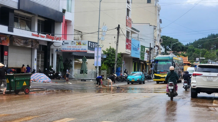 Đà Lạt ngập cục bộ dọc suối Phan Đình Phùng trong mưa lớn - Ảnh 4.