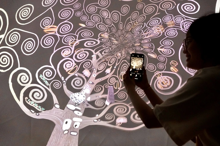 Ngắm các tác phẩm tiêu biểu của TP.HCM qua công nghệ video art đa giác quan - Ảnh 4. video art - Ảnh 4.