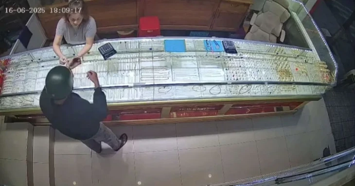 Bắt thanh niên cướp tiệm vàng tại Lâm Đồng - Ảnh 1.
