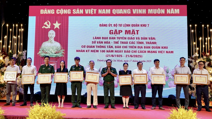 Quân khu 7 trao bằng khen cho các tập thể, cá nhân xuất sắc trong phối hợp tuyên truyền - Ảnh 1.
