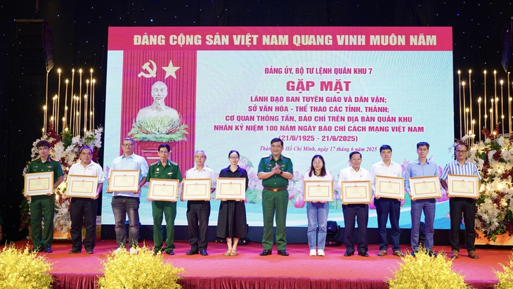 Quân khu 7 trao bằng khen cho các tập thể, cá nhân xuất sắc trong phối hợp tuyên truyền - Ảnh 2.