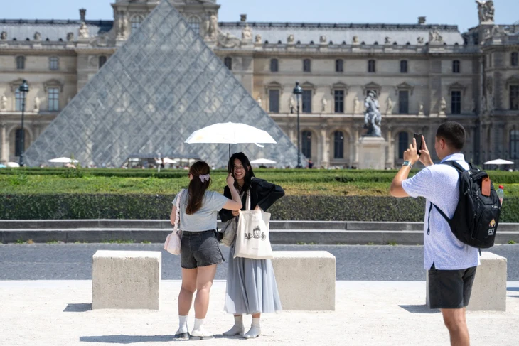 Bảo tàng Louvre đóng cửa vì nhân viên đình công do điều kiện làm việc quá tải - Ảnh 1. Bảo tàng Louvre đóng cửa vì nhân viên đình công do làm việc quá tải - Ảnh 1.