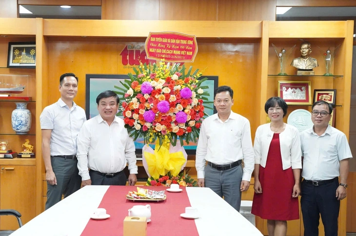 Lãnh đạo Ủy ban Mặt trận Tổ quốc Việt Nam TP.HCM thăm và chúc mừng báo Tuổi Trẻ - Ảnh 2. Tuổi Trẻ - Ảnh 2.