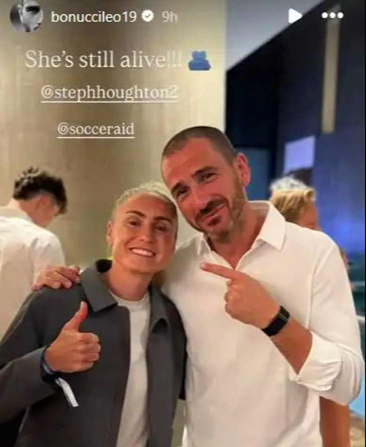 Bonucci gây sốt với pha tắc bóng 'bình đẳng giới' - Ảnh 2.