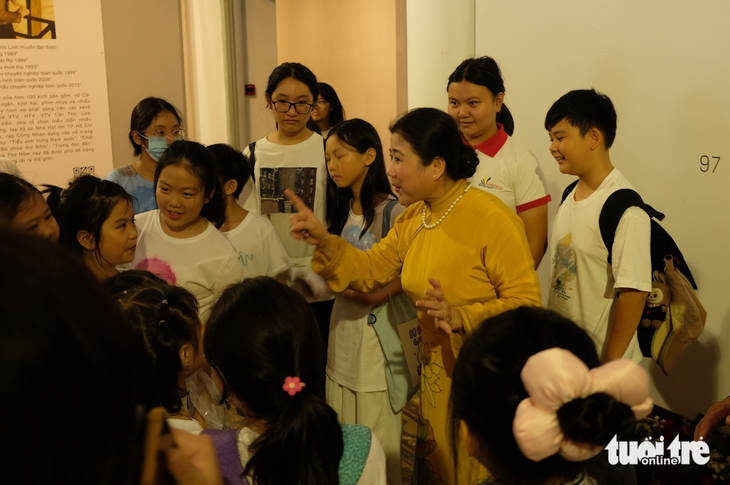 Linh Huyền dạy ca cải lương trong triển lãm tranh của mình - Ảnh 1. Linh Huyền - Ảnh 1.