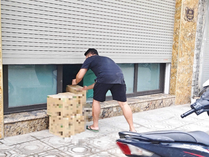 Thủ phủ tổng kho bánh kẹo La Phù ‘cửa đóng then cài’, bán hàng kiểu ‘du kích’ - Ảnh 2. La Phù - Ảnh 2.