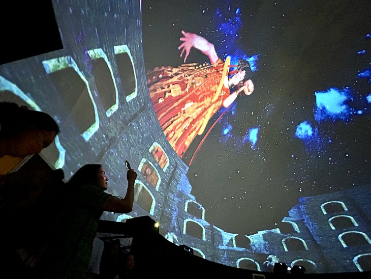 Ngắm các tác phẩm tiêu biểu của TP.HCM qua công nghệ video art đa giác quan - Ảnh 3. video art - Ảnh 3.