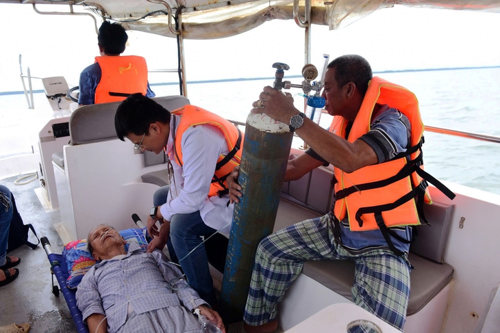 Tăng thêm phương tiện cấp cứu ngoại viện: 'Thót tim' những ca cấp cứu trên biển - Ảnh 1. Cấp cứu - Ảnh 1.