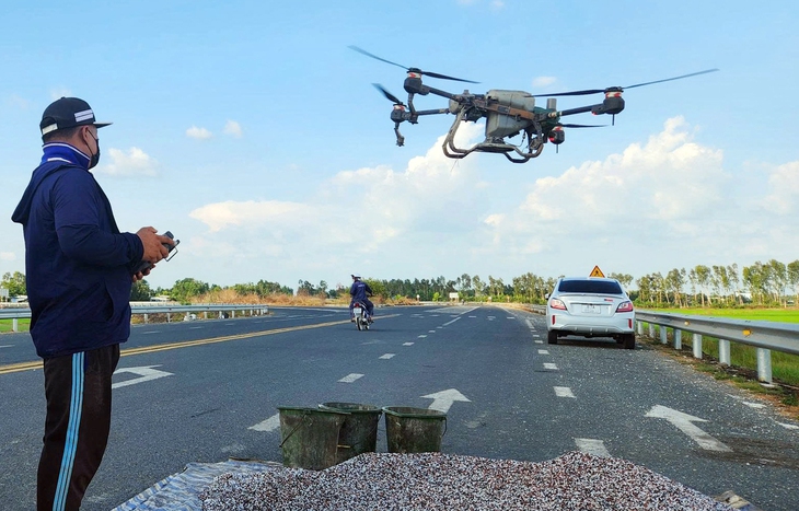 Dùng drone bón phân, phun thuốc phải được cấp phép - Ảnh 1. drone - Ảnh 1.