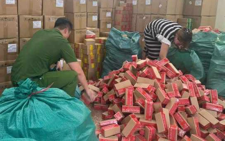 Khám xét kho hàng của chủ kênh TikTok 'Gia đình Hải Sen' phát hiện hàng trăm nghìn hộp Siro giả - Ảnh 4.