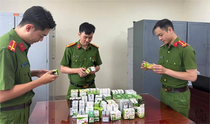 Phát hiện nhiều vụ kinh doanh hàng giả từ mỹ phẩm đến thời trang, thuốc... - Ảnh 1. hàng giả - Ảnh 1.