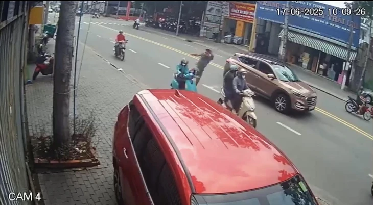 Nữ tài xế xe ôm nghệ bị người đàn ông đi ô tô đạp ngã giữa đường - Ảnh 1. xe ôm công nghệ - Ảnh 1.