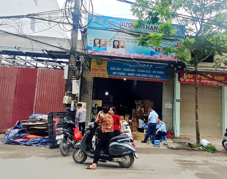 Thủ phủ tổng kho bánh kẹo La Phù ‘cửa đóng then cài’, bán hàng kiểu ‘du kích’ - Ảnh 5. La Phù - Ảnh 5.