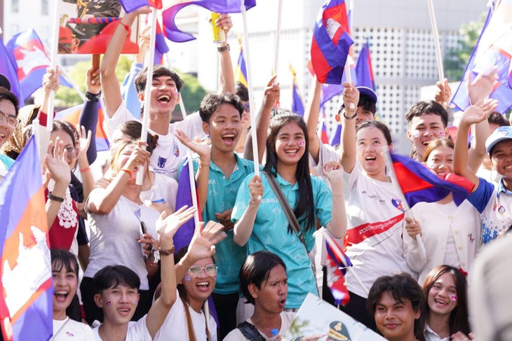 Người dân Campuchia tuần hành ủng hộ chính phủ bảo vệ chủ quyền đất nước - Ảnh 6.