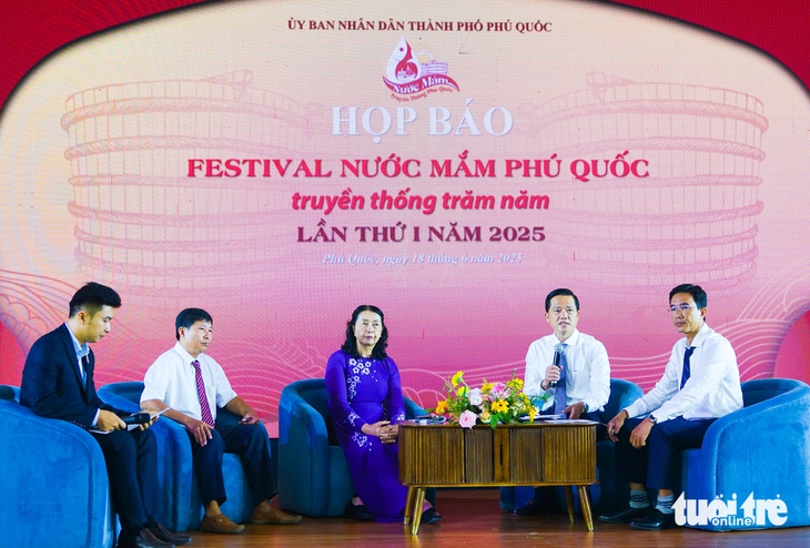 Nước mắm truyền thống Phú Quốc là tinh hoa của đất trời, là lao động cần mẫn của người dân - Ảnh 1.