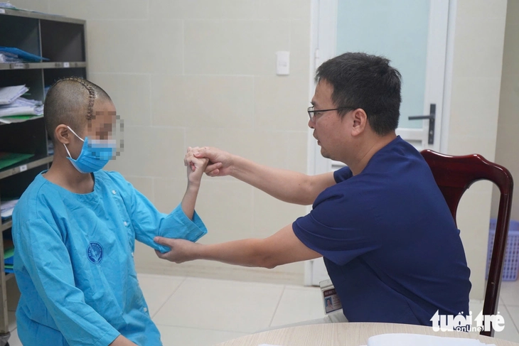 Cháu bé 13 tuổi đột quỵ khi tập văn nghệ: Cảnh giác dấu hiệu dễ bỏ qua - Ảnh 1.