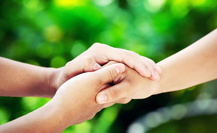 Giữa những chuyến xe hối hả, có người chịu dừng lại để cứu cả một đời người - Ảnh 1.