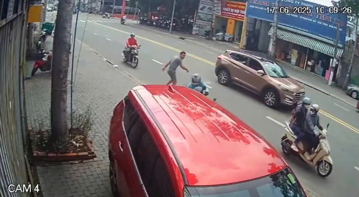 Vụ tài xế xe ôm công nghệ bị đạp ngã ở Bình Dương: Vì một cây tăm vứt xuống đường - Ảnh 1. đạp ngã - Ảnh 1.