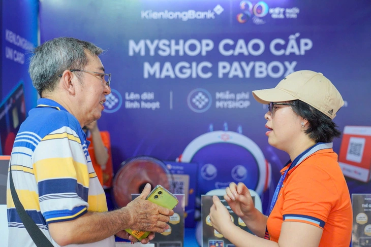 Loa 'ting ting' Paybox của KienlongBank hút khách - Ảnh 1.
