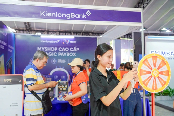Loa 'ting ting' Paybox của KienlongBank hút khách - Ảnh 3.